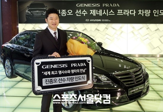 현대자동차는 23일 사격 금메달 리스트 진종오 선수에게 제네시스 프라다 차량을 인도했다.