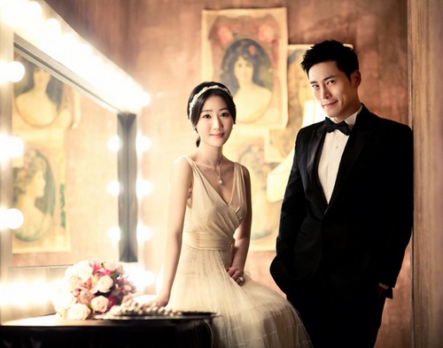 김재우(오른쪽)가 예비신부 조유리 씨와의 웨딩사진을 공개했다./JTBC 제공