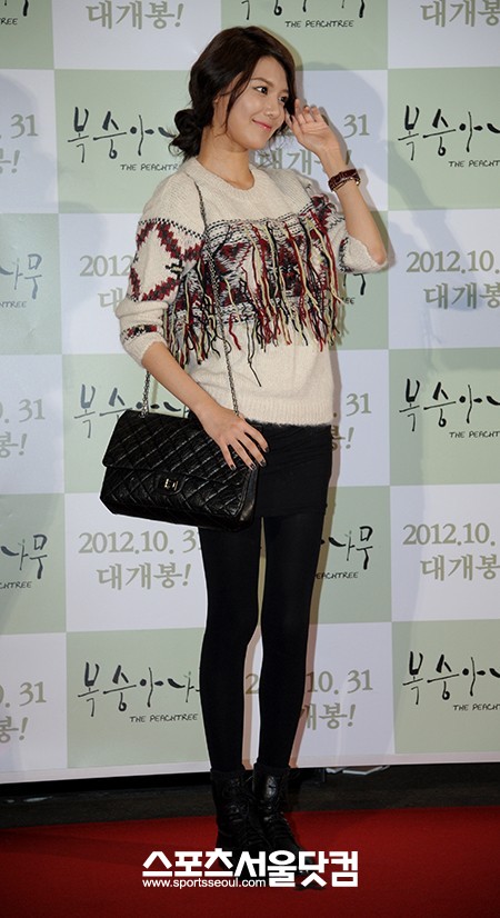 24일 오후 서울 왕십리 CGV에서 영화 ‘복숭아 나무’ VIP시사회가 열린 가운데 소녀시대 수영이 날씬한 각선미를 뽐내고 있다. / 조재형 인턴기자