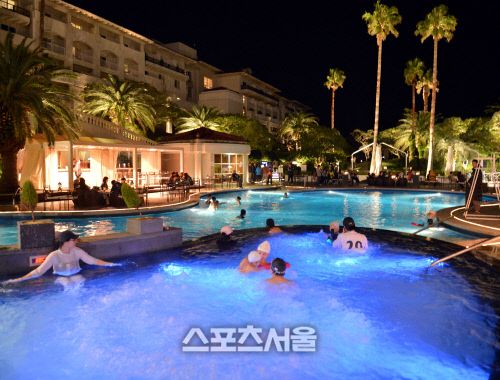 달밤 아래 즐기는 문라이트 스위밍. 계절은 가을이지만 물놀이는 사계절 즐겁기만 하다.