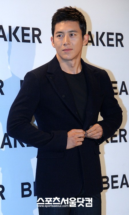 25일 오후 서울 한남동 플래그십 스토어에서 비이커 런칭파티가 열린 가운데 배우 고수가 포토타임을 갖기 전 옷매무새를 고치고 있다. / 조재형 인턴기자