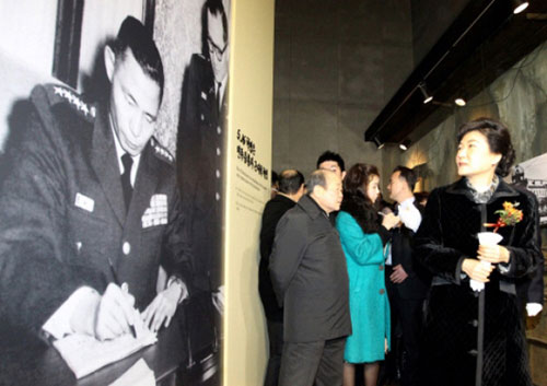 새누리당 박근혜 대선 후보는 자신보다 15살 위인 배다른 언니가 있다. / 서울신문 제공