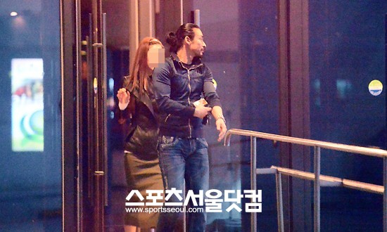 자, 이제 이동합시다~! 신성우가 여인의 팔을 잡고 이동하고 있다.