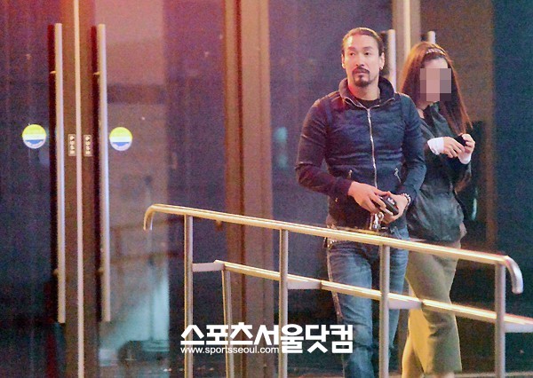 40대 총각 신성우가 25일 묘령의 여인과 함께 영화관 데이트를 마치고 극장을 빠져나오고 있다./노시훈 기자