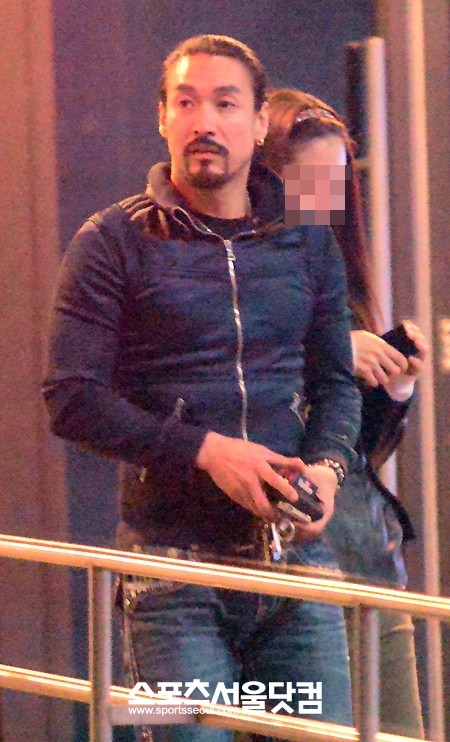 브라운관의 모습과 별반 다를 바 없는 수염 기른 테리우스.