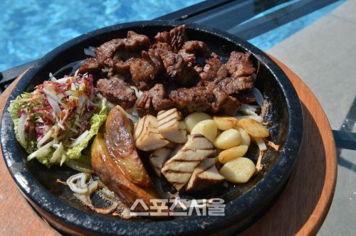 흑돼지 숯불양념구이는 복분자 소스의 달콤한 향에 숯향이 어우러져, 먹기 전부터 후각을 매료시킨다.