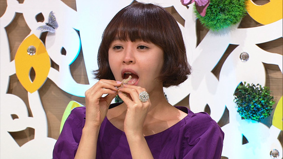 강성연이 방송 녹화에서 개구리 뒷다리를 맛있게 먹고 있다./채널A 제공