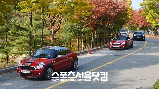 미니쿠퍼S 쿠페는 1.6ℓ 트윈스크롤 터보엔진이 탑재돼 최고출력 184마력, 최대토크 24.5kgㆍm의 힘을 낸다. /문병희 기자
