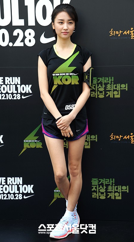 나이키 위 런 서울 10㎞(NIKE WE RUN Seoul 10K)이 28일 오후 서울 광화문에서 열린 가운데 배우 박하선이 포토타임을 갖고 있다. / 조재형 인턴기자