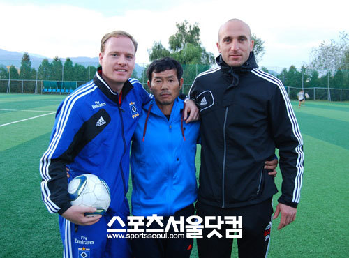 손웅정(가운데) 아시아축구아카데미 총감독이 소나(오른쪽) 코치, 맥고완 이사와 사진촬영을 하고 있다.