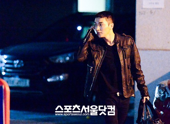 이특이 누군가와 전화 통화를 하며 길을 걷고 있다.