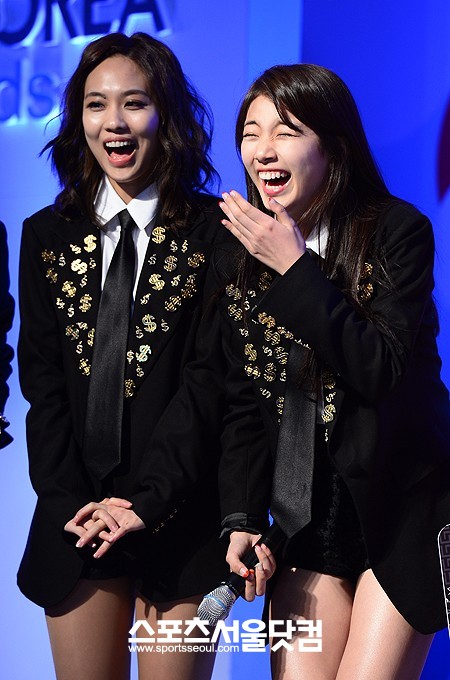 미쓰에이 수지(오른쪽)가 30일 오후 서울 청담동 비욘드 뮤지엄에서 열린 터치 코리아 투어 코리아 컨텐츠 아시아지역 제공협약식에 참석해 진행자의 멘트에 큰 웃음을 짓고 있다./임영무 기자