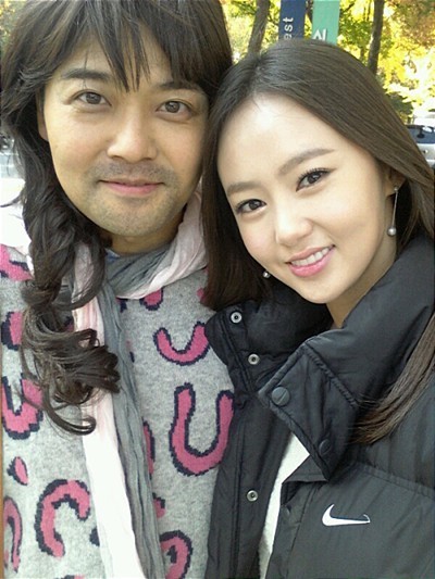 오초희(오른쪽)가 전현무(왼쪽)의 여장 사진을 공개해 화제다./오초희 미투데이