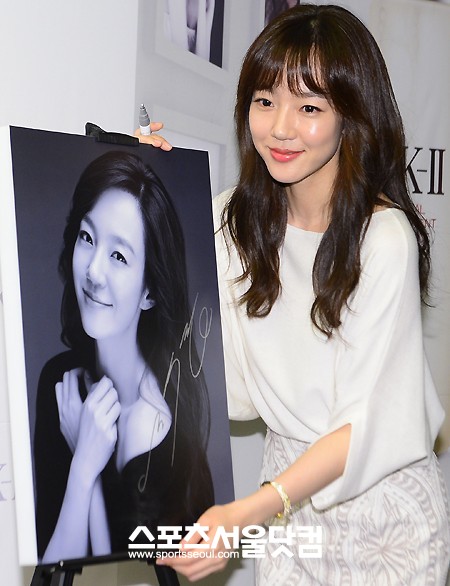 배우 임수정이 1일 오전 서울 강남구 신사동 도산공원 매장에서 열린 SK-∥ 피테라 에센스 프로젝트 오픈행사에 참석해 포즈를 취하고 있다. /이새롬 기자