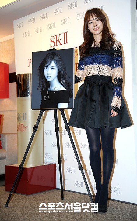 배우 이연희가 1일 오전 서울 신사동 SK-Ⅱ매장에서 열린 SK-Ⅱ 피테라 에센스 프로젝트 오픈행사에서 포토타임을 갖고 있다. / 조재형 인턴기자