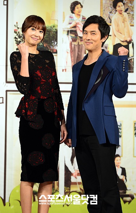 KBS1 새 일일극 힘내요, 미스터김!에 출연하는 왕지혜(왼쪽)와 김동완이 파이팅을외치고 있다./임영무 기자