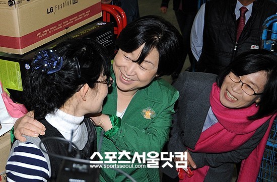 오랜만에 만난 친구 같네요! - 심상정 후보다 야간작업중인 근로자의 어깨를 만지며 위로하고 있다.