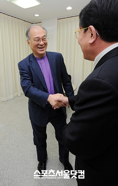 반갑습니다! 먼길 오셨네요~ - 무소속의 강지원 대선후보(왼쪽)가 지난달 31일 종로구 신교동 캠프에서 정책콘서트 참관을 위해 방문한 지지자와 악수를 나누고 있다.