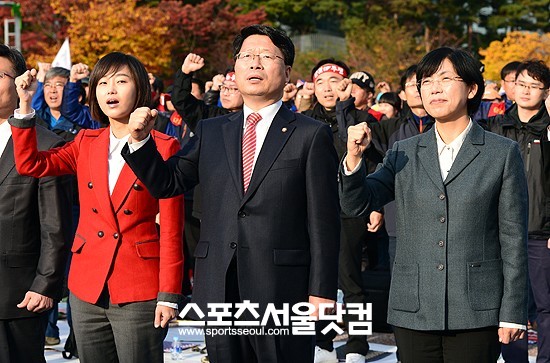 힘차게, 투쟁!!!! - 이정희 통합진보당 대선후보(오른쪽)가 지난달 31일 서울 여의도공원 문화의광장에서 열린 양대노총 공공부문 노동자 총력투쟁 결의대회에 참석해 민중의 노래를 따라부르고 있다.