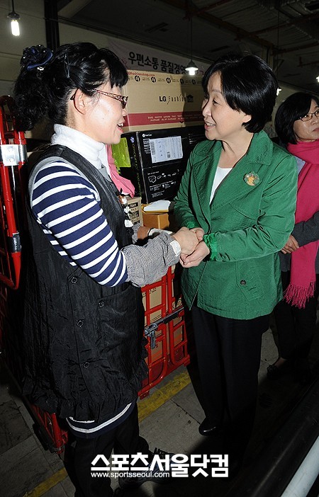 주부마음 주부가 잘 알죠~ - 심상정 진보정의당 대선후보가 지난달 29일 서울 광진구 자양동에 위치한 동서울 우편집중국을 방문해 야간작업중인 근로자를 격려하고 있다.