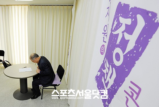 오늘도 제 정책콘서트를 방문해주셔서 감사합니다~ - 무소속 강지원 대선후보가 지난달 31일 종로구 신교동에서 열린 정책콘서트를 마친뒤 참석자와 카메라를 향해 인사를 하고 있다.