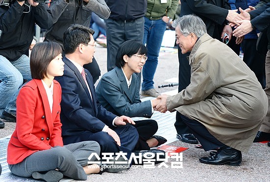 저... 그래도 셋중엔 제일 잘나가요~ - 지난달 31일 오후 서울 여의도공원 문화마당에서 열린 양대노총 공공부문 노동자 총력투쟁 결의대회에 참석한 문재인 민주통합당 후보가 자리를 잡고 있던 이정희 후보에게 다가와 인사를 청하고 있다.