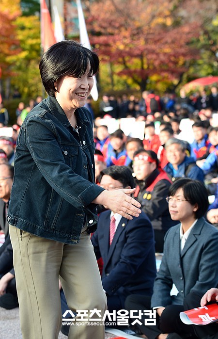 헤어진 가족, 우린 못본걸로 합시다~! - 지난달 31일 서울 여의도공원 문화마당에서 열린 양대노총 공공부문 노동자 총력투쟁 결의대회에 참석한 심상정 진보정의당 후보(왼쪽)가 이정희 통합진보당 후보를 지나쳐 가고 있다.