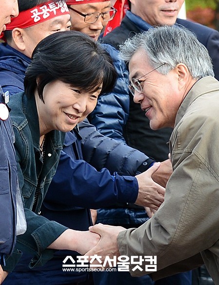 문 후보님! 저한테 잘보이세요~ - 지난달 31일 서울 여의도공원 문화마당에서 열린 양대노총 공공부문 노동자 총력투쟁 결의대회에서 문재인 민주통합당 대선후보가 심상정 진보정의당 후보에게 다가와 인사를 청하고 있다.