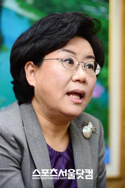 이 최고위원은 새누리당이 대선을 앞두고 침체를 겪고있다는 지적에 대해 1년 이상을 독보적인 위치를 지켜왔으나 지금은 그렇게 말 할 순 없는 상황이라면서도 절망적인 상태는 아니다. 긴장해야 하는 정도라고 밝혔다.