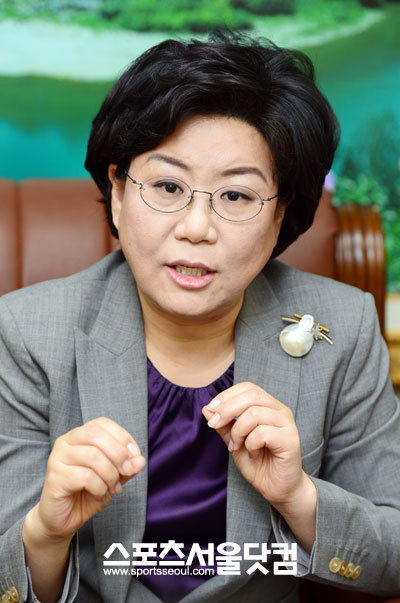 새누리당 이재오 의원이 연일 박 후보와 대립각을 세우고 있다. 이에 대해 이 최고위원은 표를 쪼갤 분은 아니라고 생각한다. 분명히 언젠가는 도와주시리라 본다며 이 의원에게 선대위 합류를 제안했다.