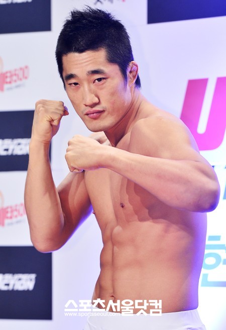 UFC in MACAU에 동반 출전하는 김동현과 임현규의 출정식이 2일 오후 서울 용산 아이파크몰 E스포츠 스타디움에서 열린 가운데 김동현이 포토타임을 갖고 있다. / 배정한 기자