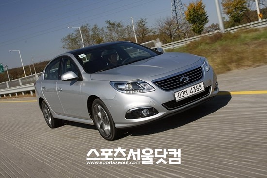 르노삼성자동차가 7일부터 신차 뉴 SM5 플래티넘 모델의 판매를 시작한다.