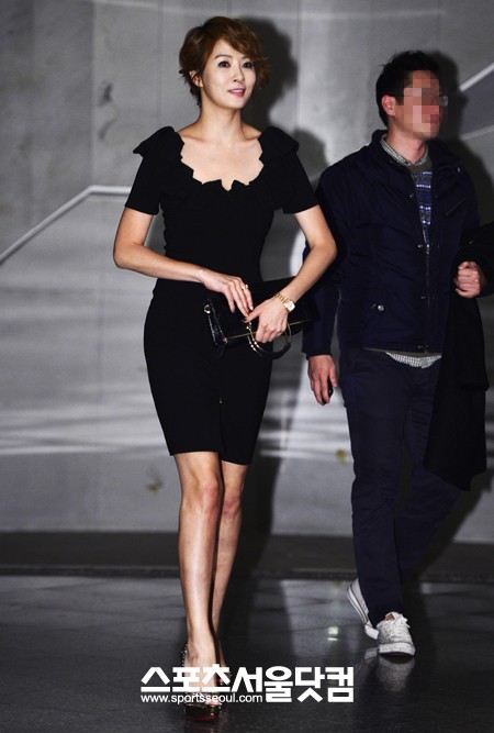 발걸음도 가벼워요~-배우 김선아가 가벼운 발걸음으로 행사장에 입장하고 있다.