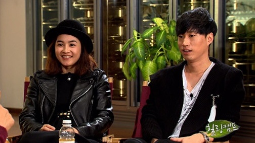 강혜정(왼쪽)이 타블로와 함께 방송에 출연해 밝게 웃고 있다./SBS 제공