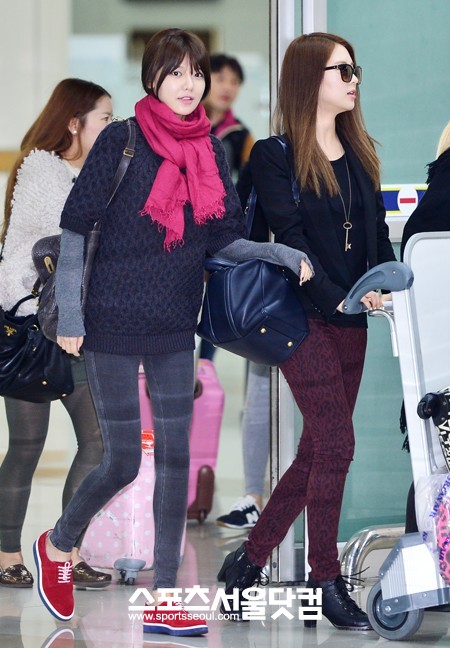 일본활동 후 입국한 걸그룹 소녀시대의 멤버 수영(왼쪽)과 서현이 6일 오후 김포국제공항 입국장으로 들어서고 있다. / 배정한 기자