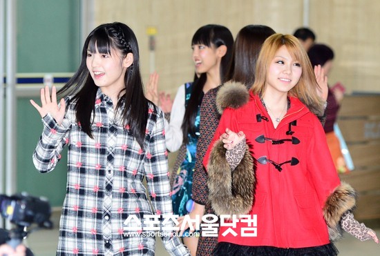 일본 현역 최장수 아이돌그룹 모닝구 무스메의 멤버 미치시게 사유미(왼쪽)와 다나카 레이나가 6일 오후 김포국제공항 입국장으로 들어서고 있다. / 배정한 기자