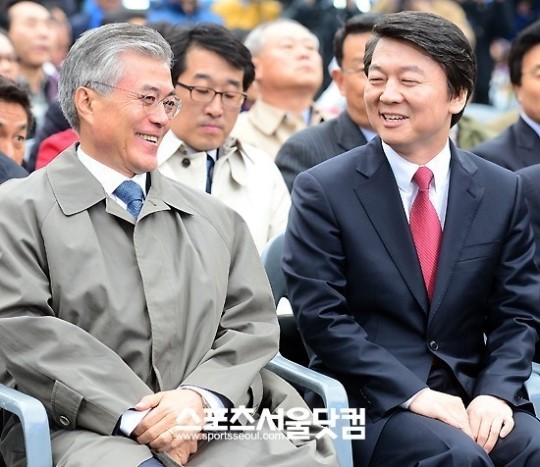 민주통합당 문재인 대선 후보(왼쪽)와 무소속 안철수 대선 후보가 6일 오후 서울광장에서 열린 전국 수산인 한마음 전진대회에 참석해 웃으며 대화를 나누고 있다. /이새롬 기자