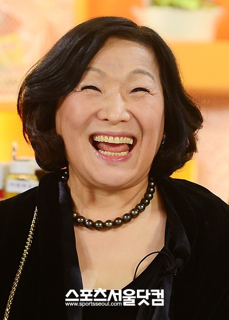 김옥정이 7일 오후 서울 강남구 청담동 스튜디오에서 진행된 QTV 죽 쑤는 여자 죽지 않는 남자의 녹화 현장에서 웃음짓고 있다. /이새롬 기자