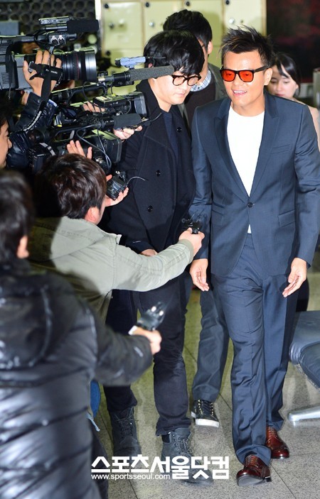 재판을 마친 박진영이 자신감있는 표정으로 법원 복도를 걸어가고 있다./배정한 기자