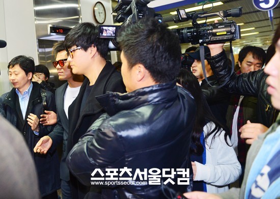 박진영이 취재진에 둘러싸여 법원을 빠져나가고 있다.