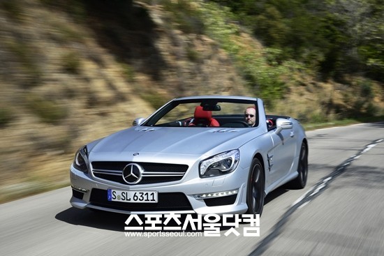 메르세데스-벤츠 코리아는 8일 프리미엄 로드스터 The new SL 63 AMG를 국내에 출시한다고 밝혔다.