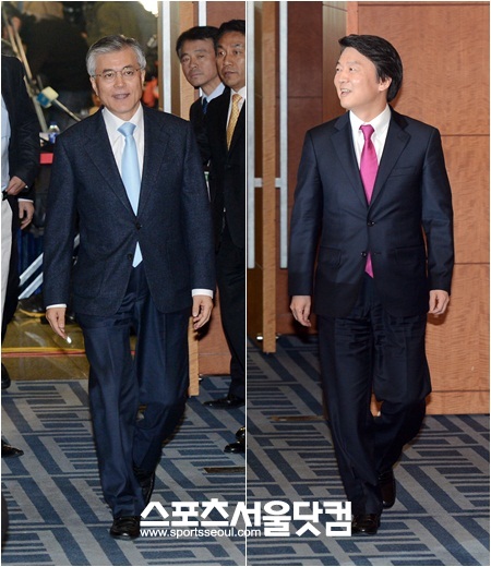 단일화 회동에 들뜬 두 후보 - 후보 단일화를 두고 두 후보간 회동이 이어진 6일 오후 문재인-안철수 후보가 각각 회동장으로 들어오고 있다.