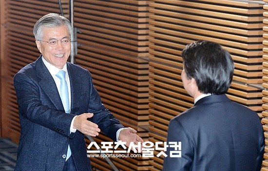 반갑다 철수야~ - 문재인 민주통합당 대선후보가 후보 단일화 회동에 앞서 만나 악수를 청하고 있다.