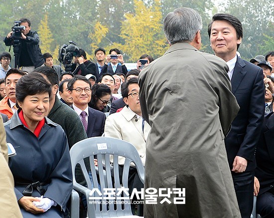 박근혜, 오늘은 표정관리 잘 해야지 - 문재인 안철수 후보의 회동을 앞둔 지난 6일 서울광장에서 열린 전국수산인 대회에 참석한 박근혜, 문재인, 안철수 후보가 자리에 함께 하고 있다. 문재인-안철수 후보가 반갑게 인사를 나누는 모습이 인상적이다.
