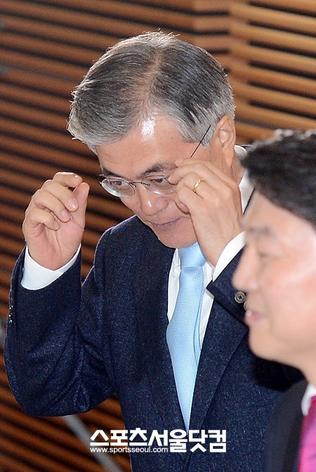 초반 기선제압이 중요해! - 문재인 후보가 안철수 후보와 단일화 회동에서 대화를 나누기전 안경을 고쳐쓰고 있다.