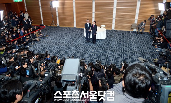 두 후보를 향한 언론의 시선 - 문재인-안철수 후보의 단일화 논의를 취재하기 위한 매스컴의 관심은뜨거웠다.