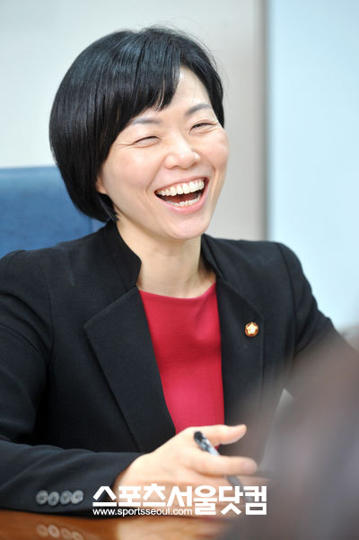 새누리당 민현주 의원은 여성 노동 얘기만 나오면 수다쟁이가 된다고 말했다. 민 의원은 한국여성정책연구원 출신으로 박근혜 대선 후보 캠프의 여성 특보를 맡고 있다. / 남윤호 인턴기자