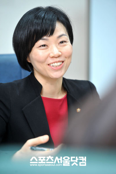 새누리당 박근혜 대선 후보의 여성 정책 브레인으로 활약하고 있는 민현주 의원. / 남윤호 인턴기자