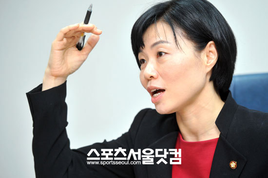 제18대 대선에 출마한 대통령 후보 가운데 3명이 여성이다. 이에 대해 민 의원은 여성이 대통령 후보로 탄생한 것만으로도 대한민국 문화에서 큰 획을 그은 일이라고 설명했다.