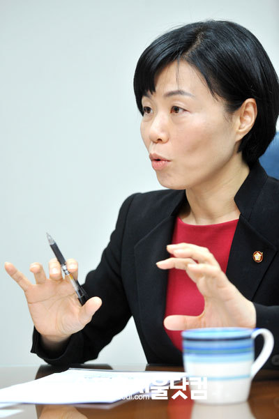 최근 황상민 연세대 교수의 생식기 발언이 도마 위에 올랐다. 민 의원은 처음엔 어이가 없어서 일고의 가치도 없다고 생각했지만 가벼이 넘길 문제가 아닌 것 같다며 의도된 발언이라고 생각할 수밖에 없다고 밝혔다.